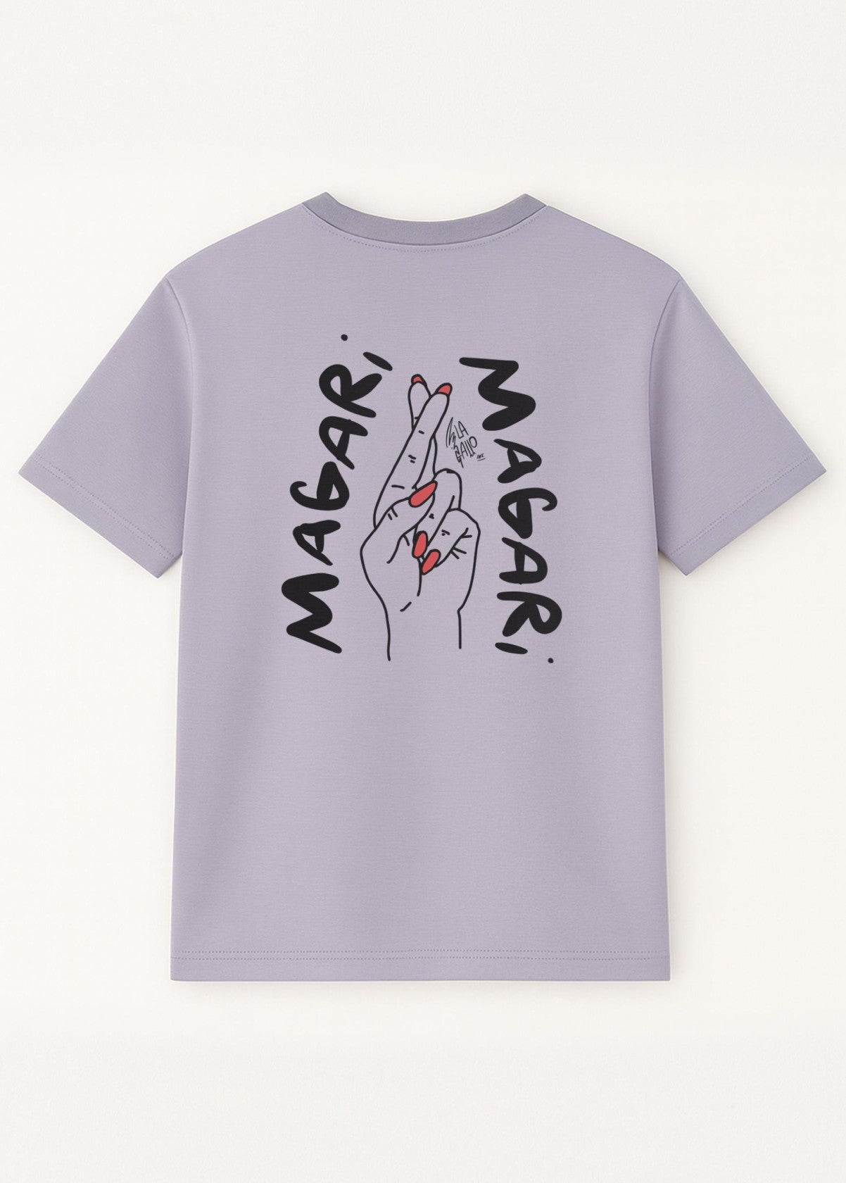 Camiseta unisex orgánica “Magari” color Lavender, vista de espalda. Arte digital independiente en algodón orgánico 100 %.