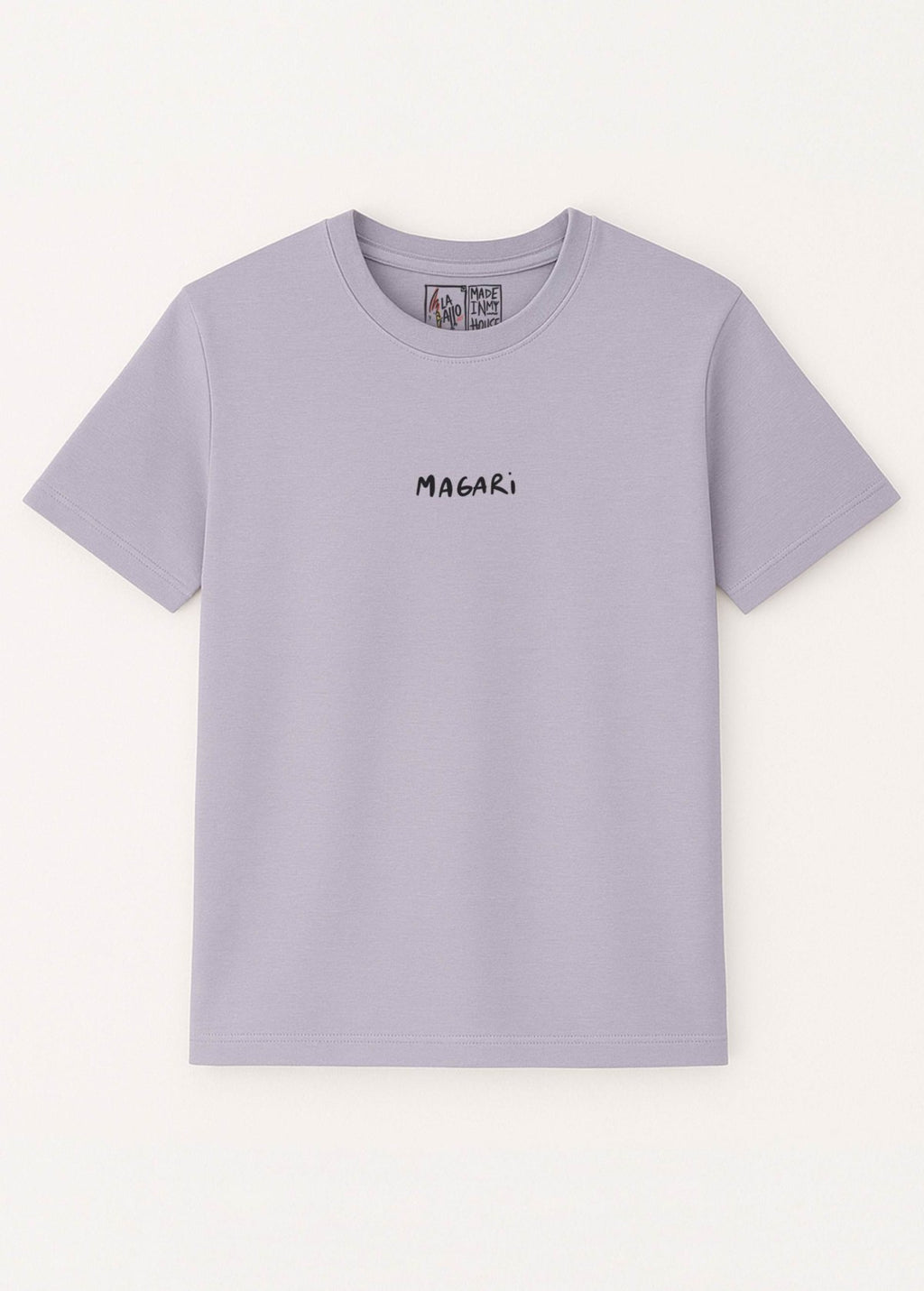 Camiseta unisex orgánica “Magari” color Lavender, vista de frente. Ilustración original de LA GALLO ART impresa sobre algodón ecológico.