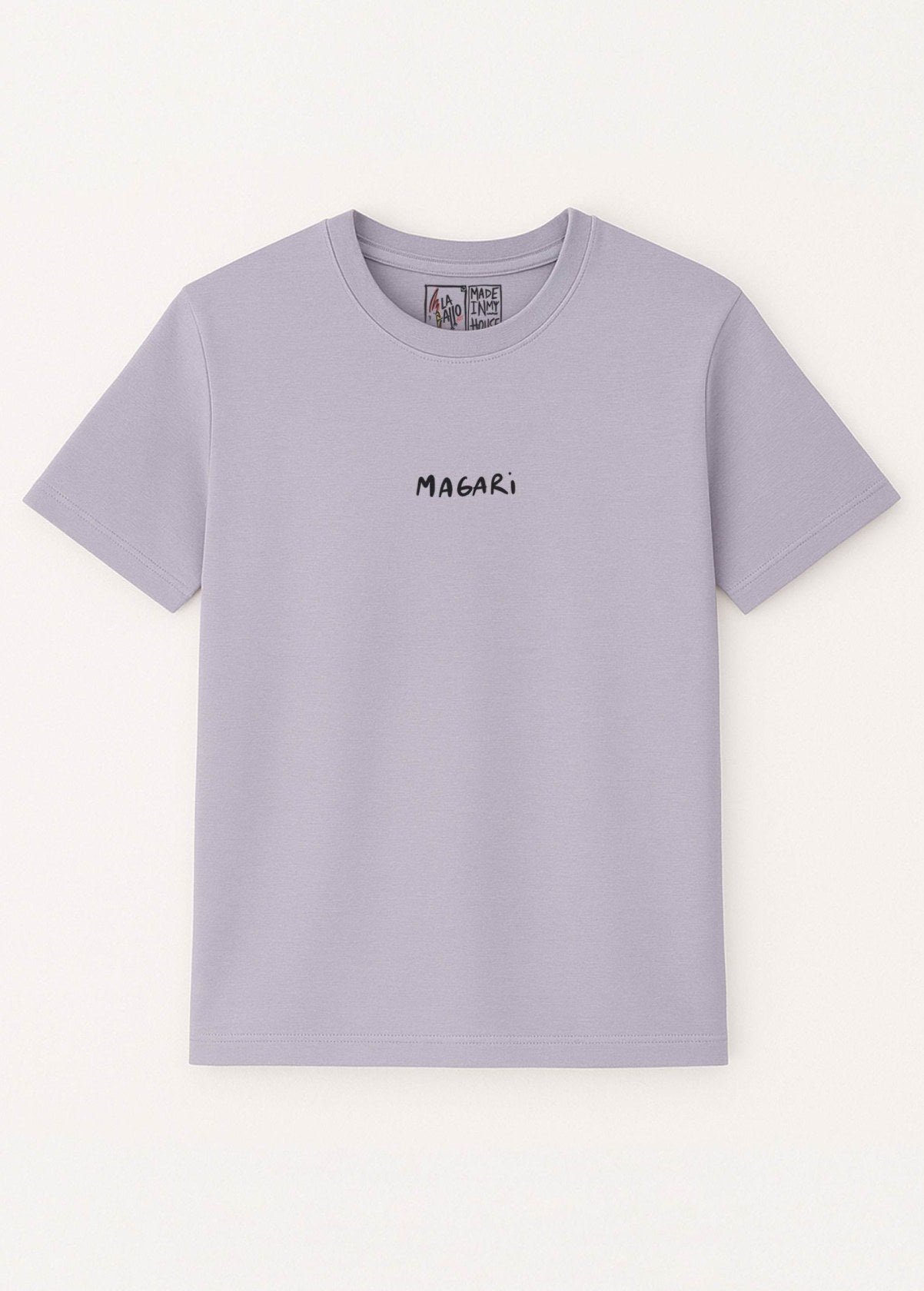 Camiseta unisex orgánica “Magari” color Lavender, vista de frente. Ilustración original de LA GALLO ART impresa sobre algodón ecológico.