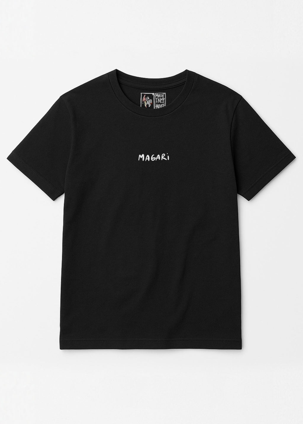 Camiseta unisex “Magari” negra, vista de frente. Arte digital independiente de LA GALLO ART impreso en algodón ecológico.