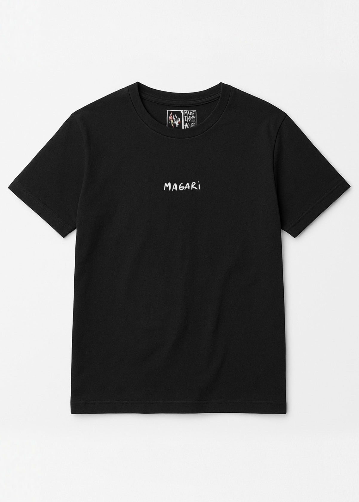 Camiseta unisex “Magari” negra, vista de frente. Arte digital independiente de LA GALLO ART impreso en algodón ecológico.