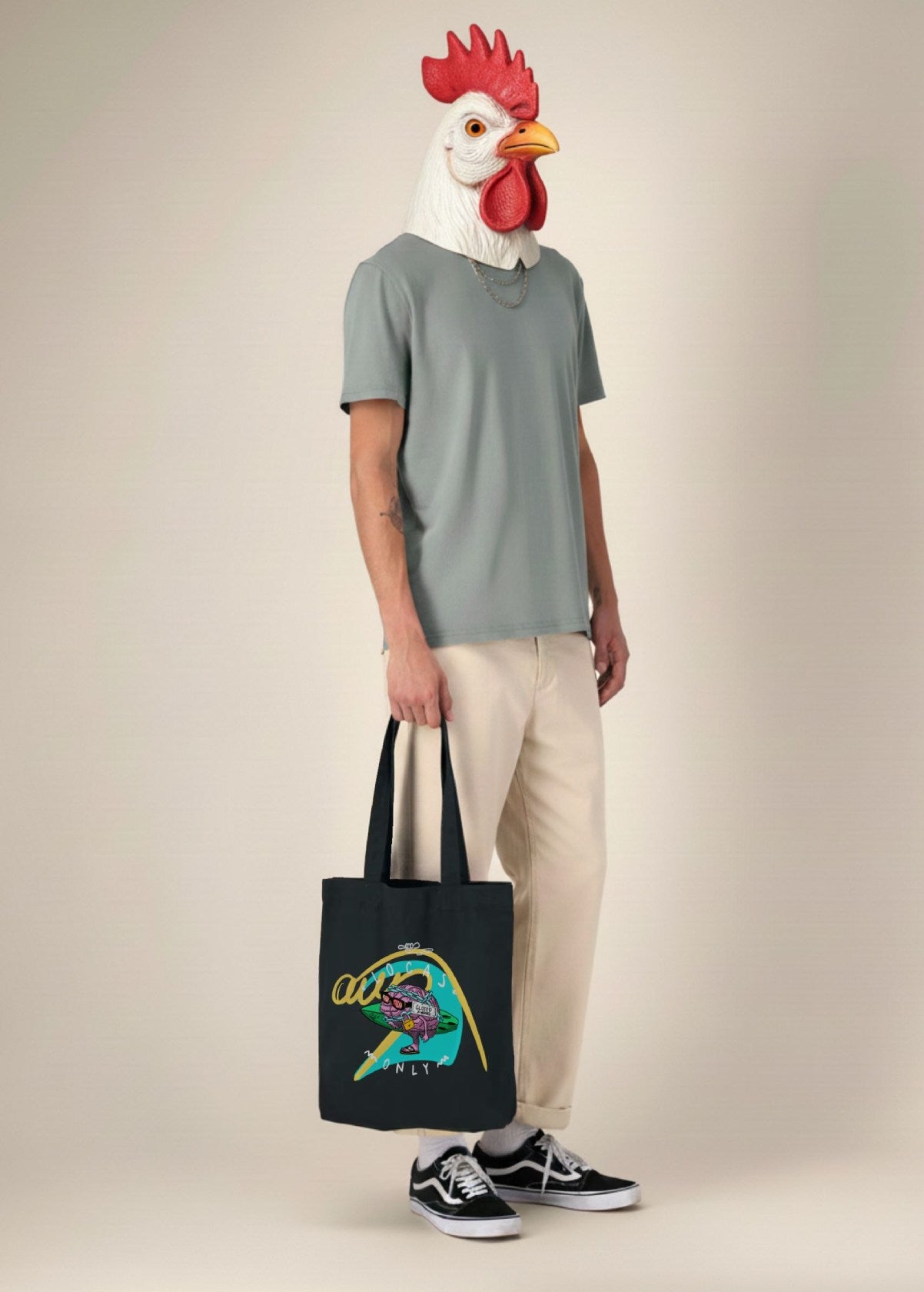 Hombre con bolso ecológico unisex “Cerebro” de LA GALLO ART en uso – arte digital independiente con actitud.