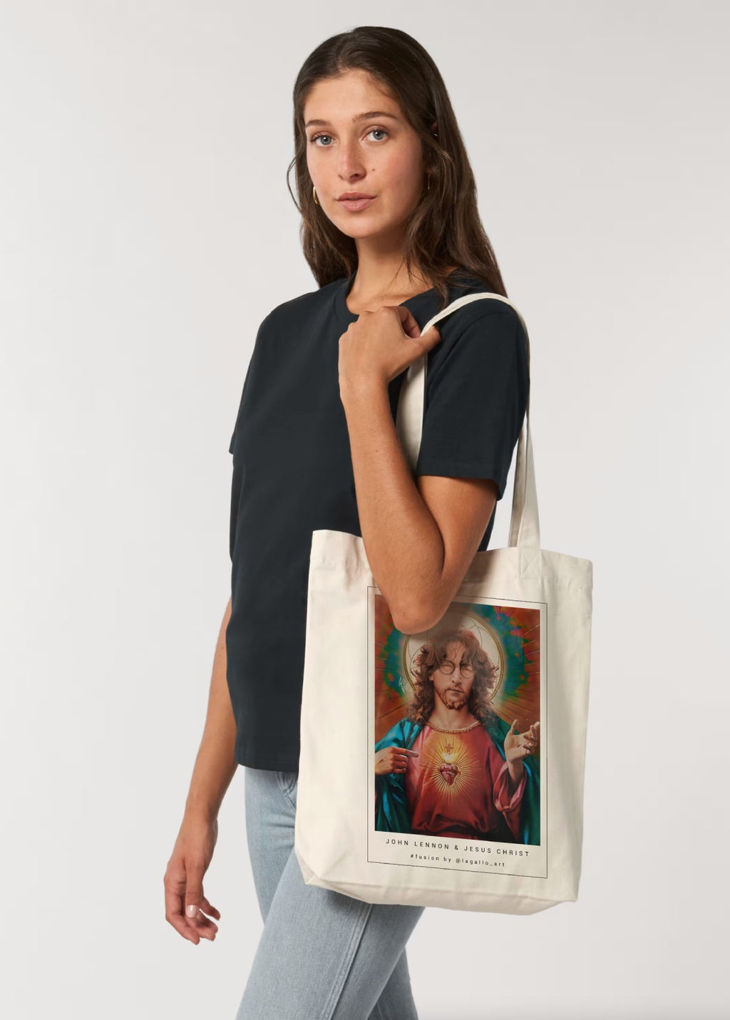 Mujer con bolso ecológico “John Jesus” de LA GALLO ART en uso – arte digital independiente con actitud.