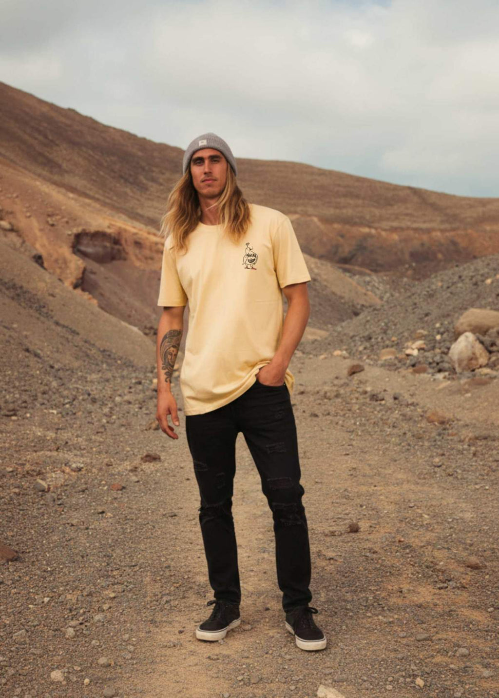 Hombre con camiseta unisex “Whisky” color Níspero, vista de frente. Arte digital independiente creado por Carolina Gallo.