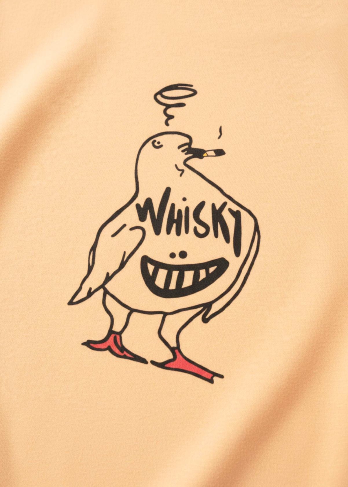 Detalle frontal del diseño “Whisky” en camiseta color Níspero. Textura y trazo artístico original de LA GALLO ART.