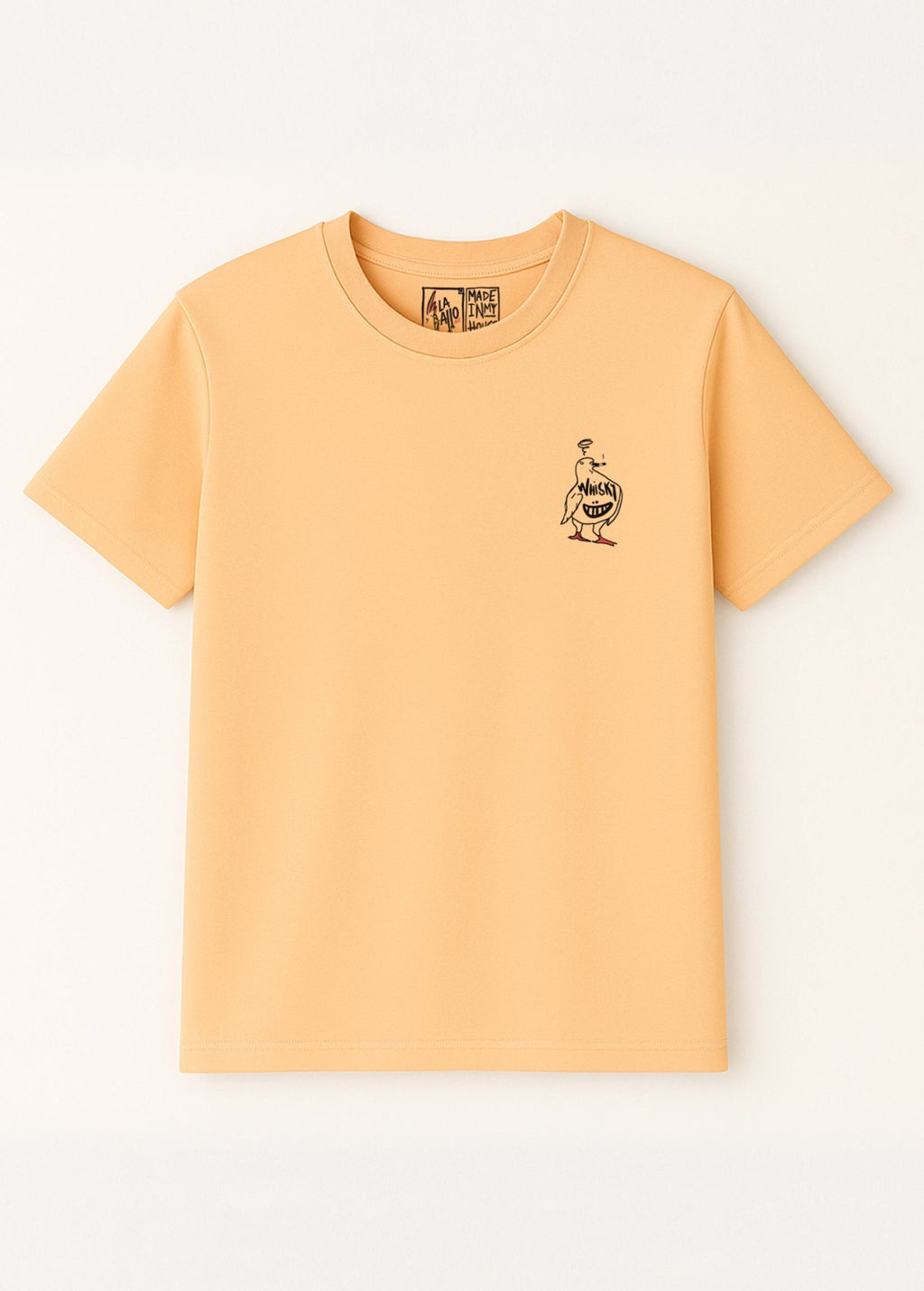 Camiseta unisex orgánica “Whisky” color Níspero, vista de frente. Ilustración original de LA GALLO ART impresa sobre algodón ecológico.