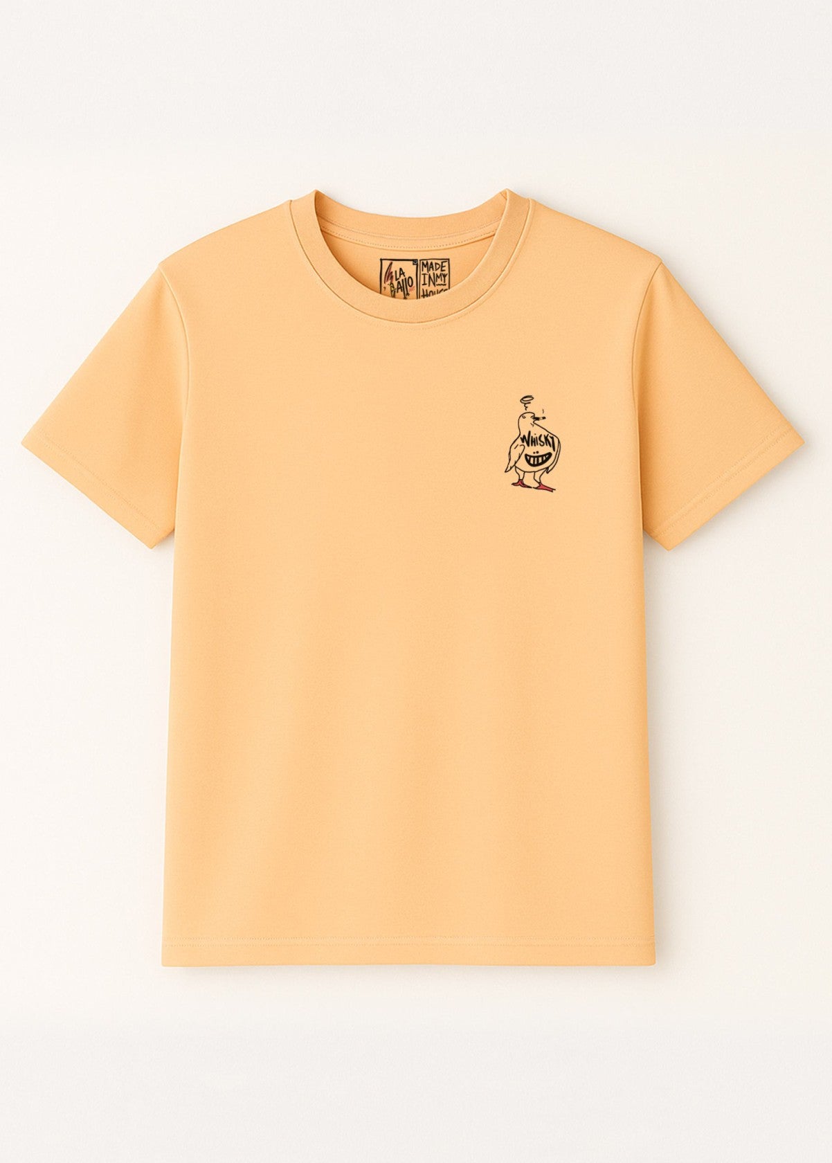 Camiseta unisex orgánica “Whisky” color Níspero, vista de frente. Ilustración original de LA GALLO ART impresa sobre algodón ecológico.